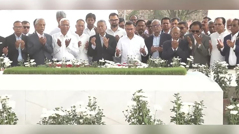 বাবা-মার সমাধিতে প্রধানমন্ত্রীর শ্রদ্ধা