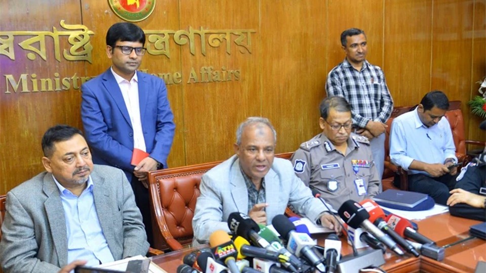 বাংলাদেশে কারও নিরাপত্তা নিয়ে শঙ্কা নেই : স্বরাষ্ট্র উপদেষ্টা