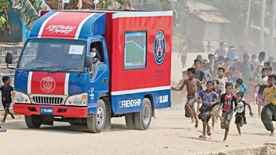 বাংলাদেশি-রোহিঙ্গাদের সম্পর্কের গভীরতা বাড়াচ্ছে ফুটবল