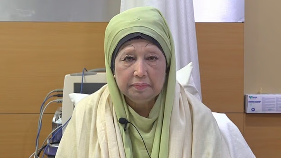 খালেদা জিয়াকে দেখতে ইংল্যান্ডের ডা. রিচার্ড বিলি এভারকেয়ারে