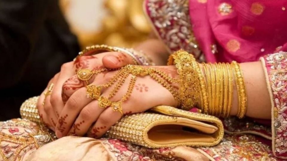 সোনার দাম আরও বাড়ল, ভরি উঠল ২১৫৬০০ টাকায়