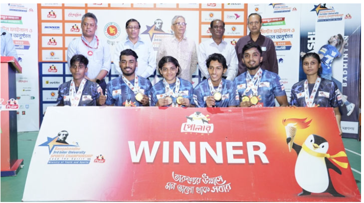 বঙ্গবন্ধু আন্তঃবিশ্ববিদ্যালয় স্পোর্টসে ব্যাডমিন্টনে নারী এককে চ্যাম্পিয়ন লিকা পোদ্দার (সবার বাঁয়ে)। ছবি: সংগৃহীত।