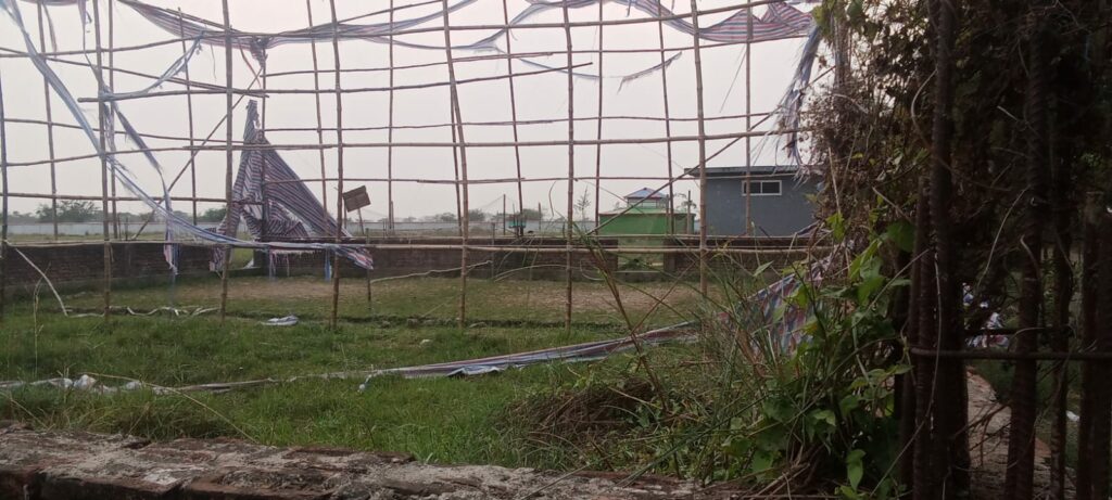 ঝোড়ো বাতাসে লন্ডভন্ড হয়ে গেছে কাপড়ের তৈরি ইনডোর। সম্প্রতি তোলা ছবি। বাগেরহাটের মোংলায়।