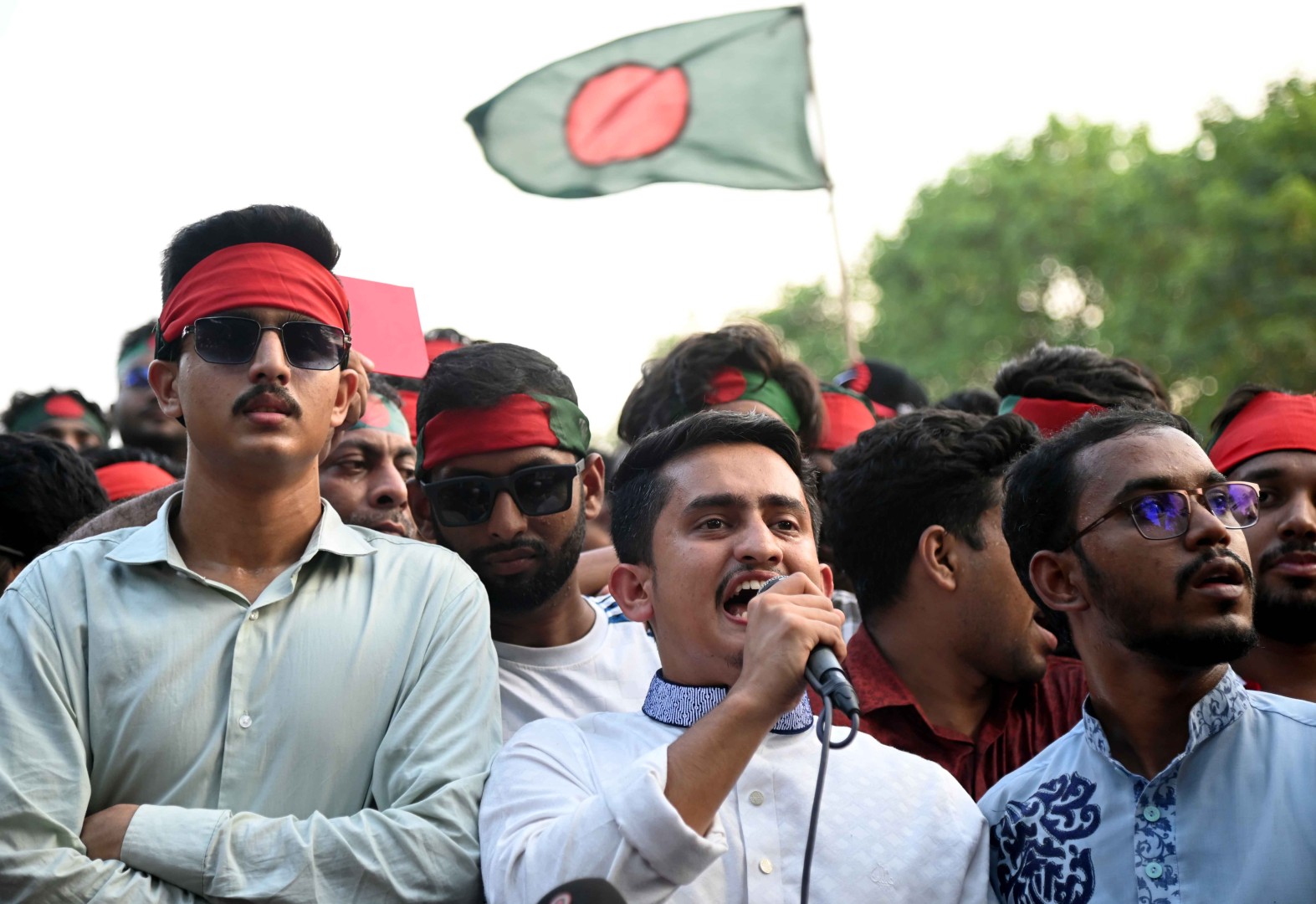 কেন্দ্রীয় শহীদ মিনারে মঙ্গলবার বৈষম্যবিরোধী ছাত্র আন্দোলনের সমাবেশে সারজিস আলম।