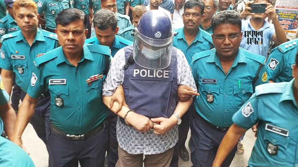 আদালত চত্বরে ইমরান আহমেদ। ছবি : সকাল সন্ধ্যা