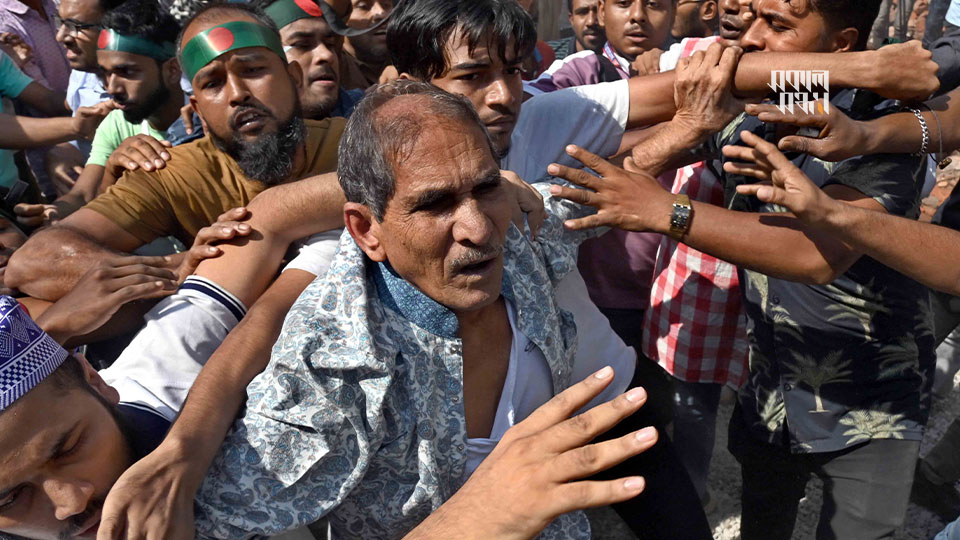 জয় বাংলা স্লোগান দিয়ে গণপিটুনির শিকার হন এই ব্যক্তি। ছবি : সকাল সন্ধ্যা