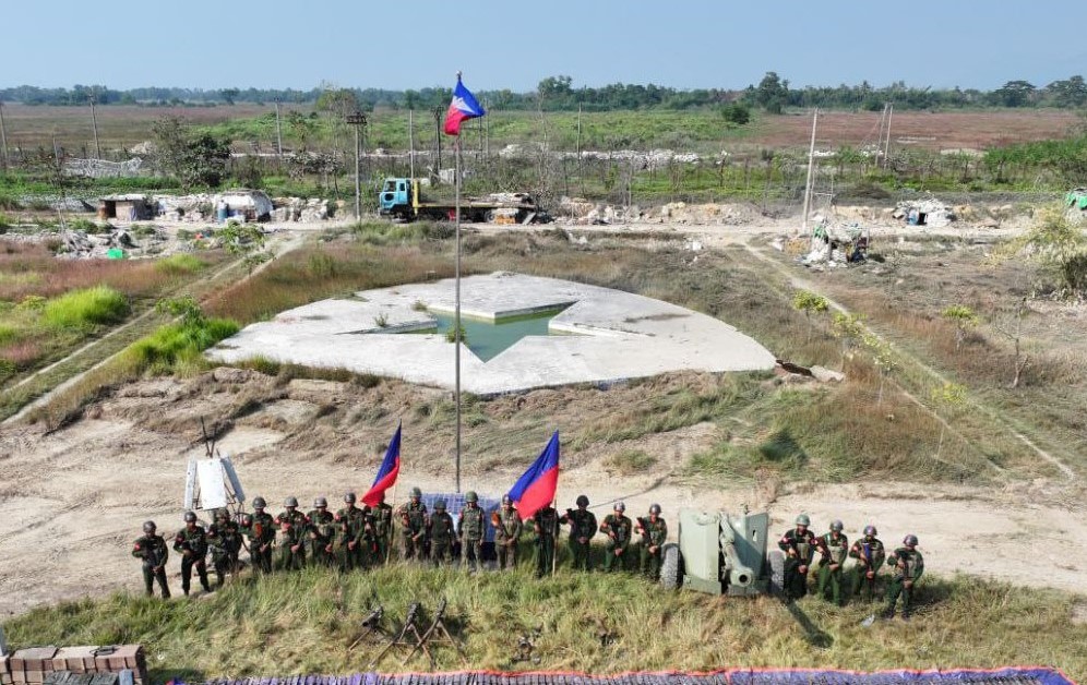 রাখাইনে নিজেদের পতাকা উড়িয়ে ফেলেছে আরাকান আর্মি।