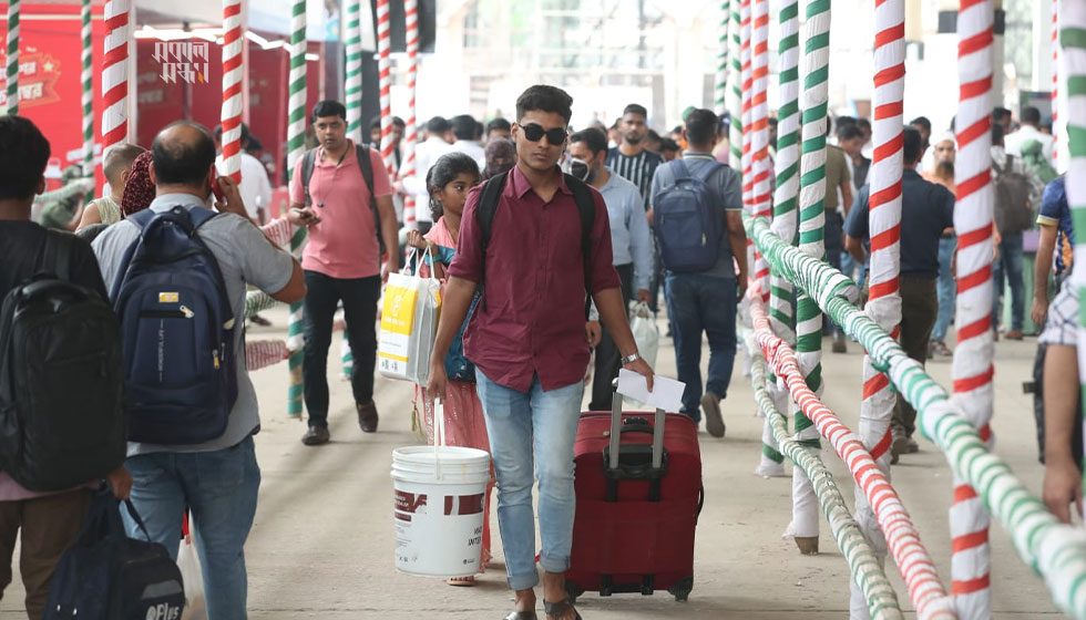 এদিন অধিকাংশ ট্রেনই যথাসময়ে ঢাকা ছেড়ে গেছে। ছবি : হারুন-অর-রশীদ