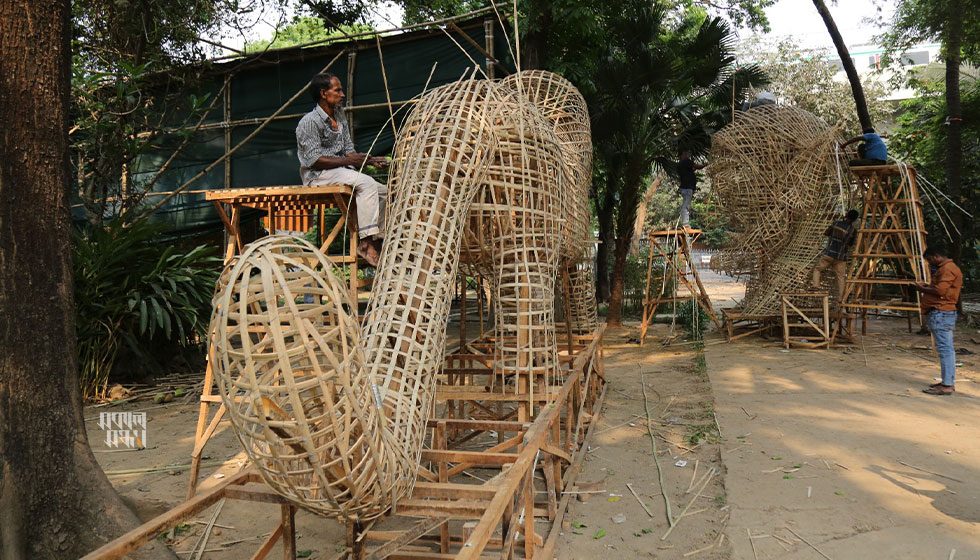মাঠজুড়ে চলছে বাঁশের ফালি দিয়ে শোভাযাত্রার বড় পুতুলগুলোর কাঠামো তৈরির ব্যস্ততা। ছবি : হারুন-অর-রশীদ