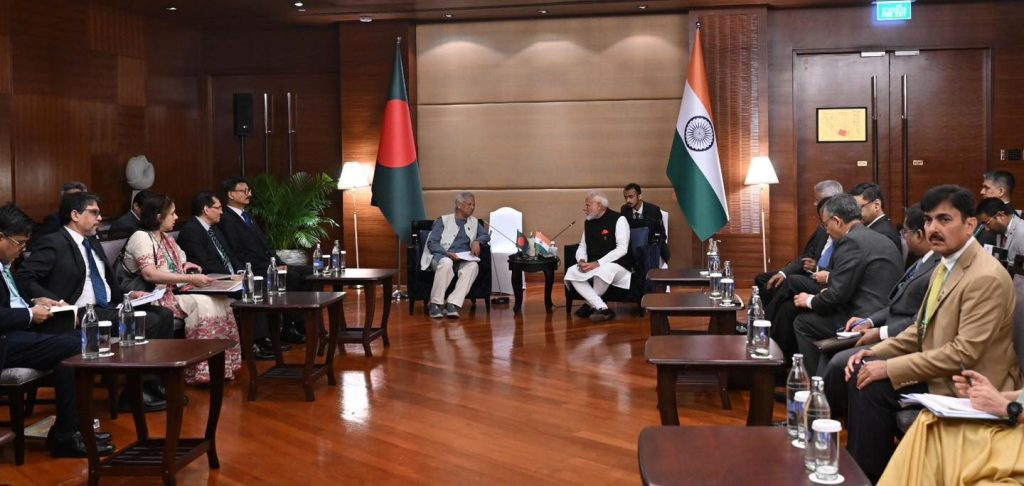 থাইল্যান্ডের রাজধানী ব্যাংককে বিমসটেক সম্মেলনের ফাঁকে শুক্রবার দ্বিপক্ষীয় বৈঠকে মিলিত হন ড. মুহাম্মদ ইউনূস ও ভারতের প্রধানমন্ত্রী নরেন্দ্র মোদী। ছবি : প্রধান উপদেষ্টার দপ্তর