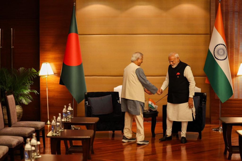 থাইল্যান্ডের রাজধানী ব্যাংককে বিমসটেক সম্মেলনের ফাঁকে শুক্রবার দ্বিপক্ষীয় বৈঠকে মিলিত হন ড. মুহাম্মদ ইউনূস ও ভারতের প্রধানমন্ত্রী নরেন্দ্র মোদী। ছবি : প্রধান উপদেষ্টার দপ্তর