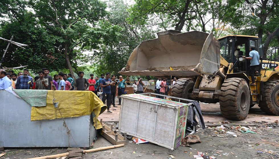 তারই পরিপ্রেক্ষিতে বৃহস্পতিবার সোহরাওয়ার্দী উদ্যানের সব অবৈধ দোকান উচ্ছেদ করা হয়। ছবি : হারুন-অর-রশীদ