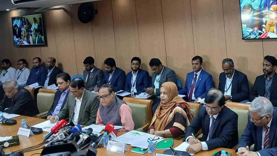 বৃহস্পতিবার বাংলাদেশ ব্যাংকের সম্মেলন কক্ষে সংবাদ সম্মেলনে মুদ্রানীতি ঘোষণা করেন গভর্নর আহসান এইচ মনসুর।