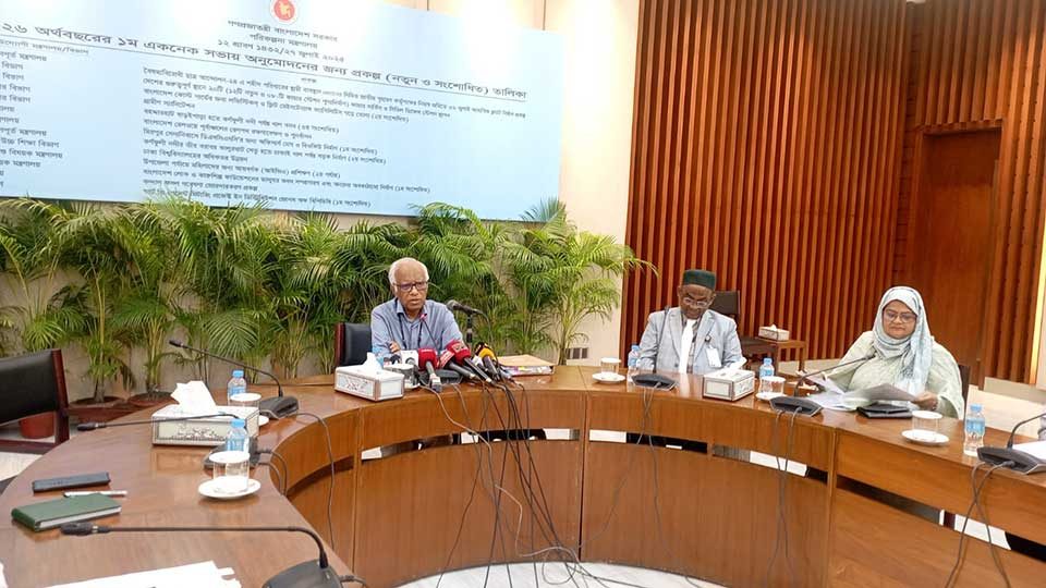 একনেক সভা পরবর্তী সংবাদ সম্মেলনে পরিকল্পনা উপদেষ্টা অধ্যাপক ওয়াহিদউদ্দিন মাহমুদ। ছবি : পরিকল্পনা মন্ত্রণালয়