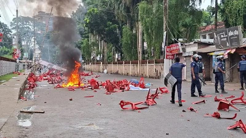 এনসিপির সমাবেশে হামলার পর সংঘর্ষে রণক্ষেত্রে রূপ নেয় গোপালগঞ্জ।