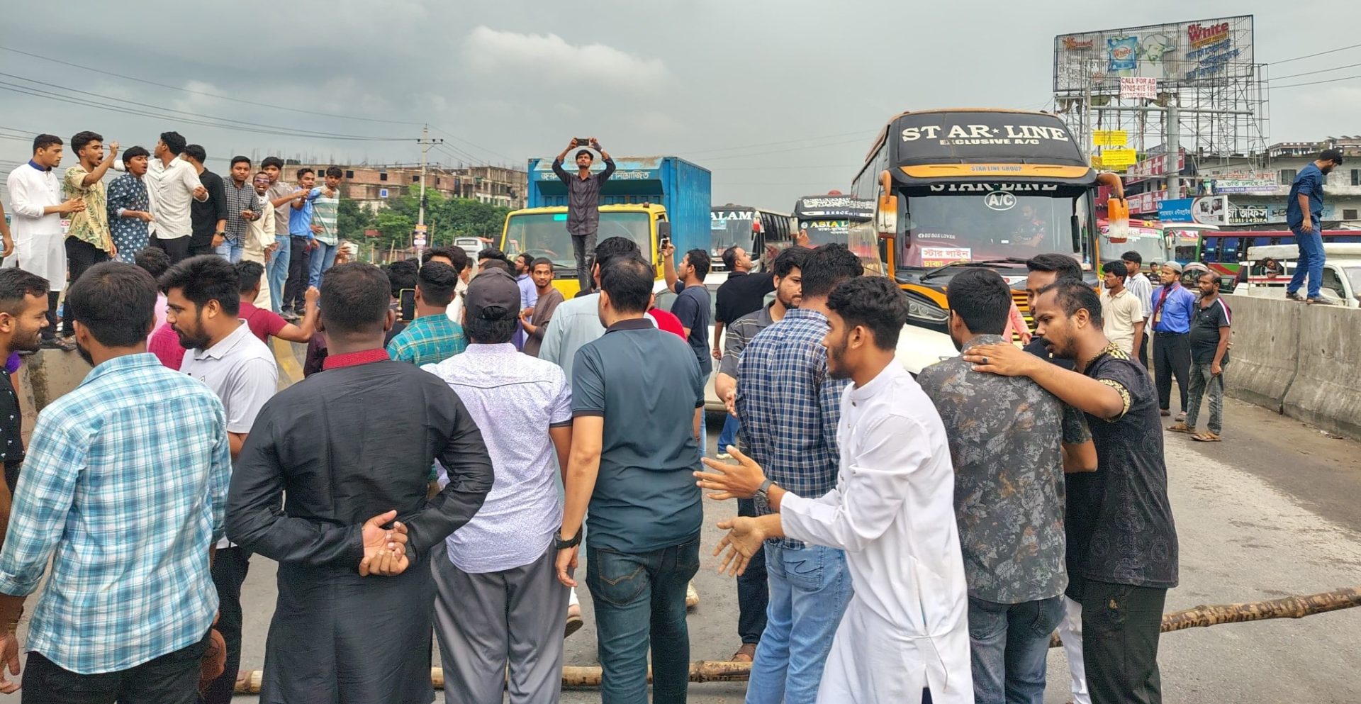 গোপালগঞ্জে হামলার প্রতিবাদে নারায়ণগঞ্জে ‘ব্লকেড’ কর্মসূচি পালনে নেমেছিল এনসিপির স্থানীয় নেতারা। পরে অবশ্য দলের পক্ষ থেকে এই কর্মসূচি তুলে নিতে বলা হয়।