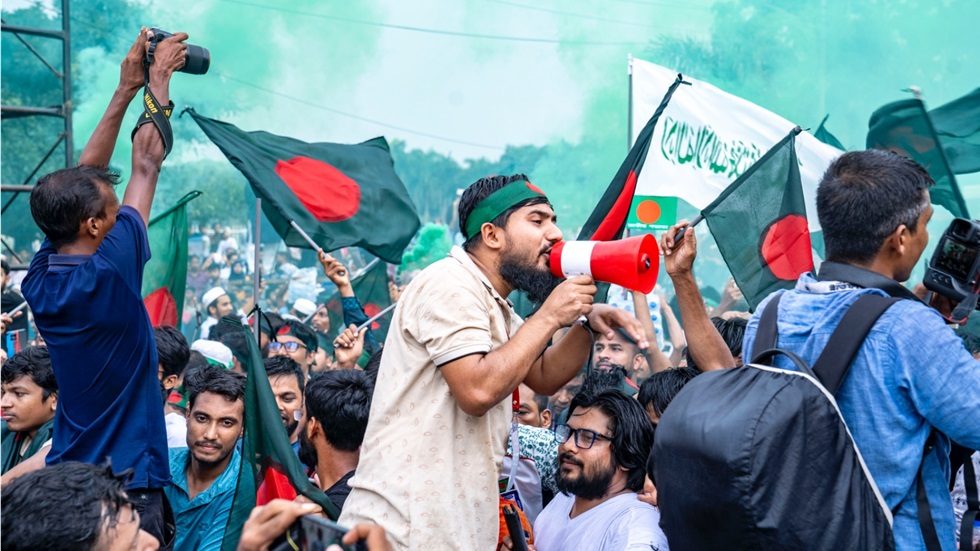 এ উপলক্ষে দুপুর থেকে ঢাকার মানিক মিয়া এভিনিউতে সংস্কৃতি বিষয়ক মন্ত্রণালয়ের উদ্যোগে চলছিল ‘৩৬ জুলাই উদ্‌যাপন’ অনুষ্ঠান। ছবি : হারুন-অর-রশীদ