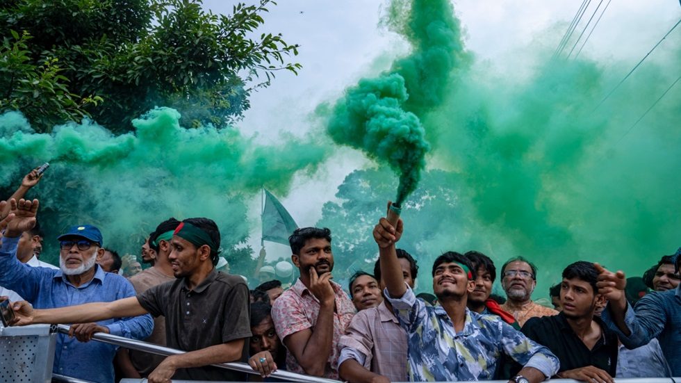 জাতীয় সংগীতের মধ্য দিয়ে ‘জুলাই ঘোষণাপত্র পাঠ’ অনুষ্ঠানের আনুষ্ঠানিকতা শুরু হয়। এরপর জুলাই গণ–অভ্যুত্থানে শহীদদের স্মরণে দাঁড়িয়ে এক মিনিট নীরবতা পালন করা হয়। ছবি : হারুন-অর-রশীদ