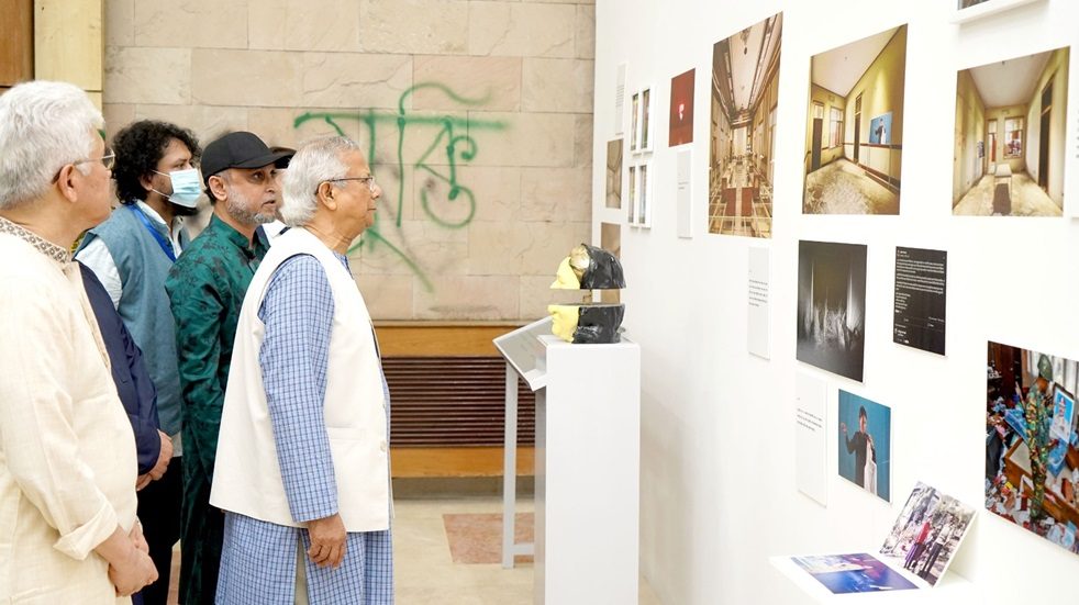সংসদ ভবনে ঘোষণাপত্র পাঠের পর ড. ইউনূস যান গণভবনে। ছবি : হারুন-অর-রশীদ