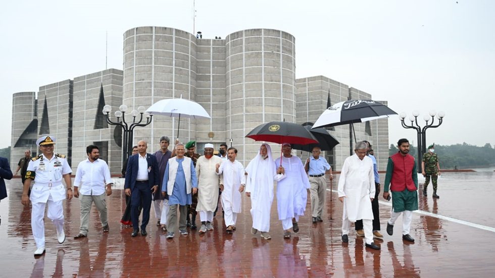অভ্যুত্থানের বছর পূর্তির দিন মঙ্গলবার সরকারি আয়োজনের মধ্যদিয়ে জুলাই ঘোষণাপত্র উপস্থাপন করেন ড. ইউনূস। ছবি : হারুন-অর-রশীদ