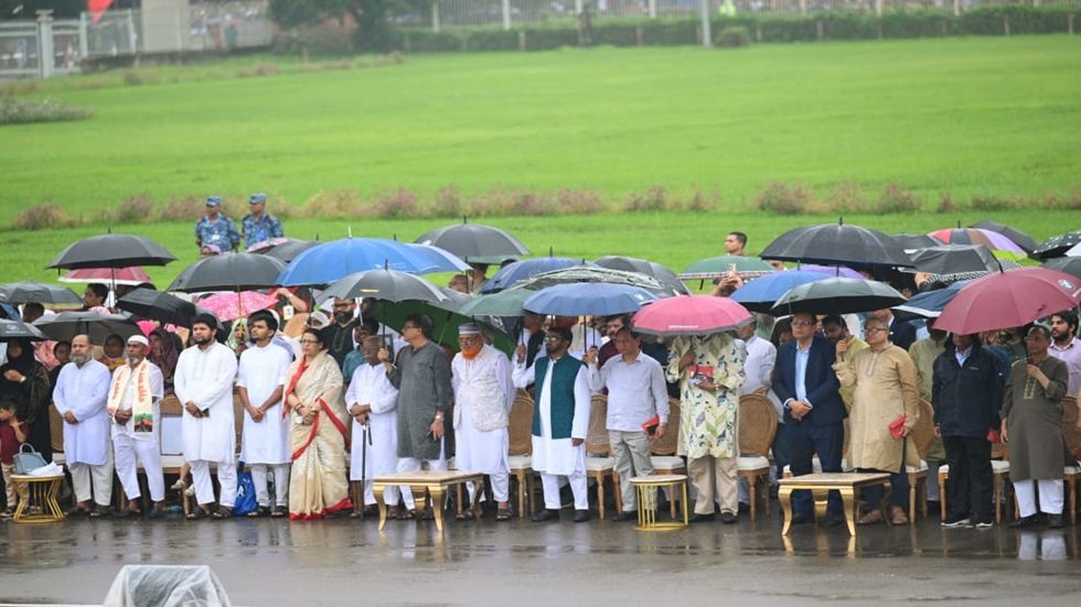 বিকালে বৃষ্টির মধ্যে জাতীয় সংসদ ভবনের দক্ষিণ প্লাজায় তৈরি করা মঞ্চে দাঁড়িয়ে জুলাই ঘোষণাপত্র উপস্থাপন করেন প্রধান উপদেষ্টা। সেখানে উপস্থিত ছিলেন বিভিন্ন রাজনৈতিক দলের নেতারা। ছবি : হারুন-অর-রশীদ
