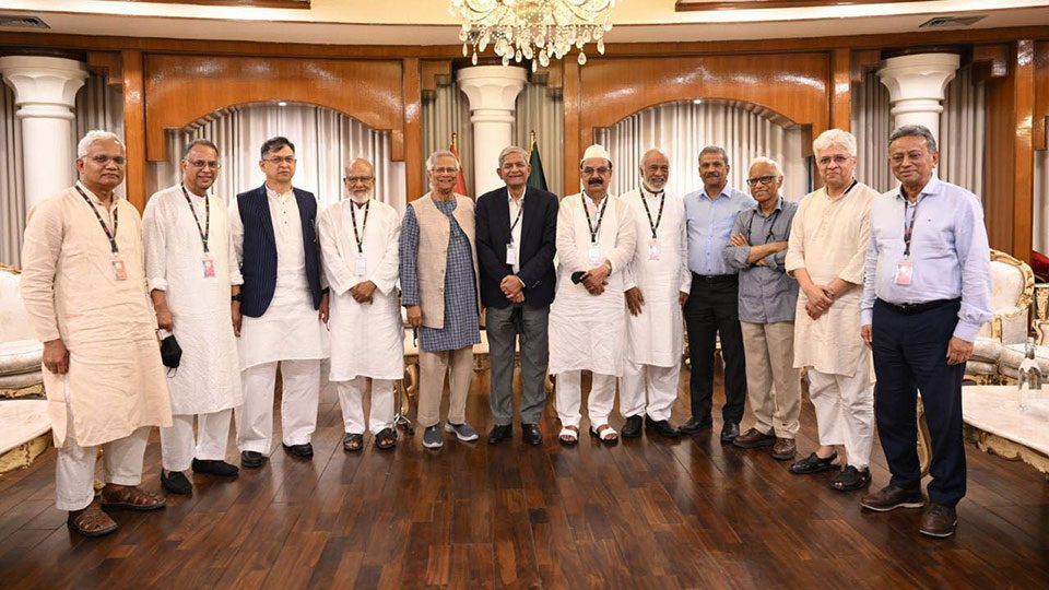 যমুনায় প্রধান উপদেষ্টা অধ্যাপক ড. মুহাম্মদ ইউনূসের সঙ্গে বিএনপি নেতারা। ছবি : প্রধান উপদেষ্টার ফেইসবুক পেইজ