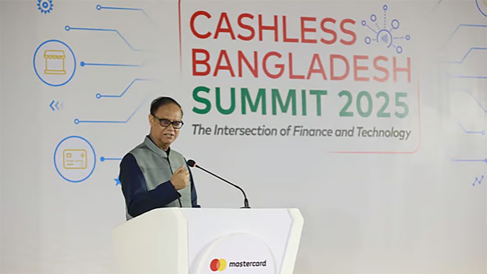 ‘ক্যাশলেস বাংলাদেশ সামিট ২০২৫’-এ গভর্নর আহসান এইচ মনসুর।