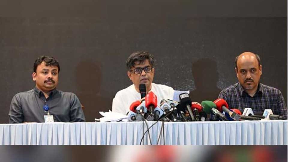 বৃহস্পতিবার রাজধানীর ফরেইন সার্ভিস একাডেমিতে উপদেষ্টা পরিষদের বৈঠক নিয়ে আয়োজিত এক ব্রিফিংয়ে এ তথ্য জানান প্রধান উপদেষ্টার প্রেস সচিব শফিকুল আলম। ছবি : পিআইডি