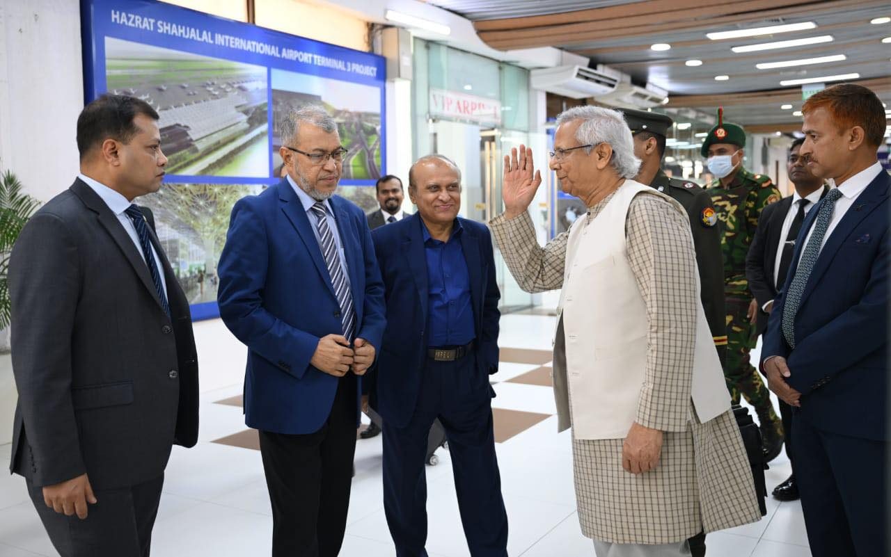 মালয়েশিয়া রওনা হওয়ার আগে ঢাকার শাহজালাল বিমানবন্দরে ড. মুহাম্মদ ইউনূস।