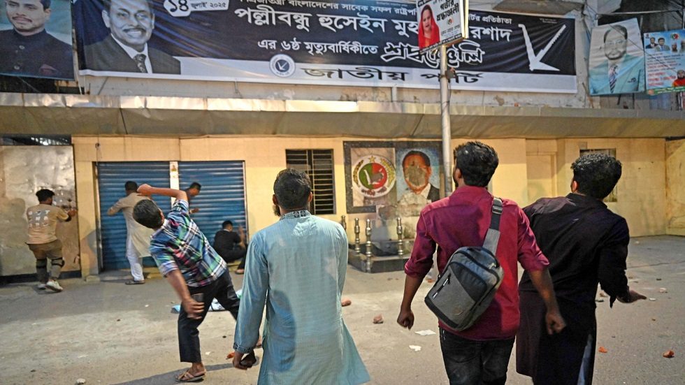 ঢাকার কাকরাইলে জাতীয় পার্টির (জাপা) কার্যালয়ে হামলা, ভাঙচুর ও অগ্নিসংযোগ করা হয়েছে। ছবি : হারুন-অর-রশীদ