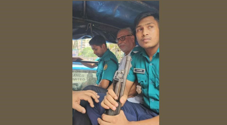 পুলিশের ভ্যানে আব্দুল লতিফ সিদ্দিকী।