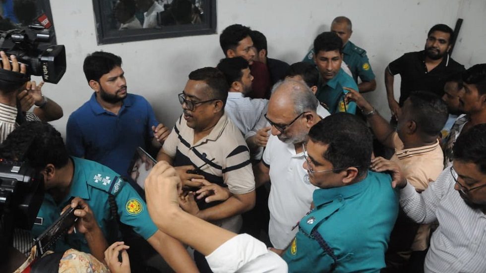 পরে পুলিশ সদস্য এসে লতিফ সিদ্দিকীসহ বেশ কয়েকজনকে পুলিশ ভ্যানে নিয়ে যান। ছবি : হারুন-অর-রশীদ