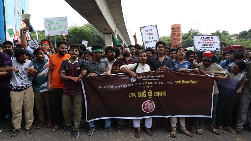 তিন দাবিতে মঙ্গলবার ঢাকার শাহবাগে বিক্ষোভের পর বুধবার ‘লংমার্চ টু ঢাকা’ কর্মসূচি নিয়ে নেমেছিল বুয়েটসহ বিভিন্ন বিশ্ববিদ্যালয়ের প্রকৌশল শিক্ষার্থীরা। ছবি : হারুন-অর-রশীদ