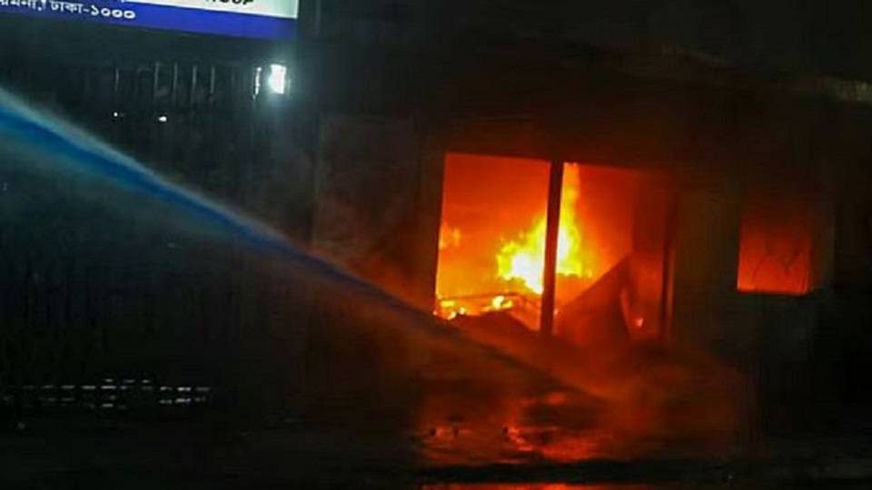 ঢাকার কাকরাইলে জাতীয় পার্টির কেন্দ্রীয় কার্যালয়ে আবারও হামলা, ভাংচুর ও অগ্নিসংযোগ করা হয়েছে। শুক্রবার রাতের চিত্র। ছবি : প্রথম আলো