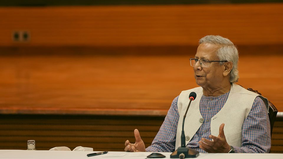 রাজধানীর ফরেইন সার্ভিস একাডেমিতে রবিবার রাজনৈতিক দলগুলোর সঙ্গে জাতীয় ঐকমত্য কমিশনের চলমান সংলাপে বক্তব্য দেন প্রধান উপদেষ্টা ড. মুহাম্মদ ইউনূস। ছবি : প্রধান উপদেষ্টার ফেইসবুক
