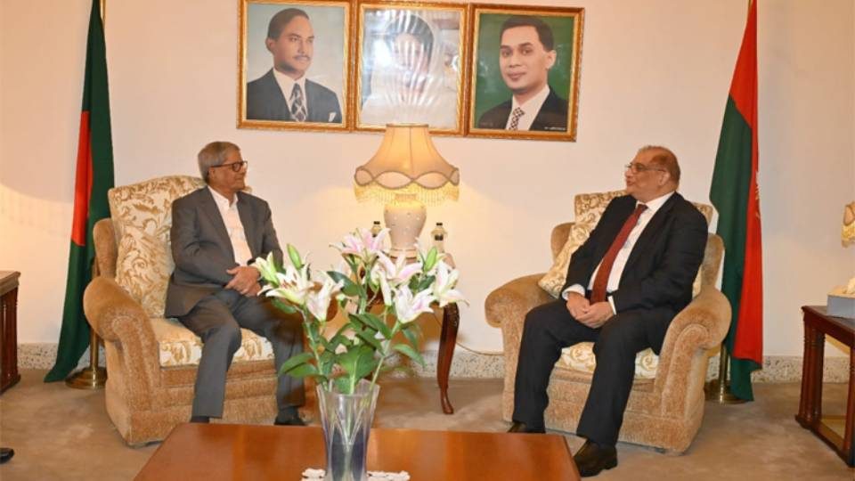 বিএনপি চেয়ারপারসনের কার্যালয়ে শনিবার দলটির মহাসচিব মির্জা ফখরুল ইসলাম আলমগীরের সঙ্গে সাক্ষাৎ করেন পাকিস্তানের হাই কমিশনার ইমরান হায়দার। ছবি : বিএনপির মিডিয়া সেল