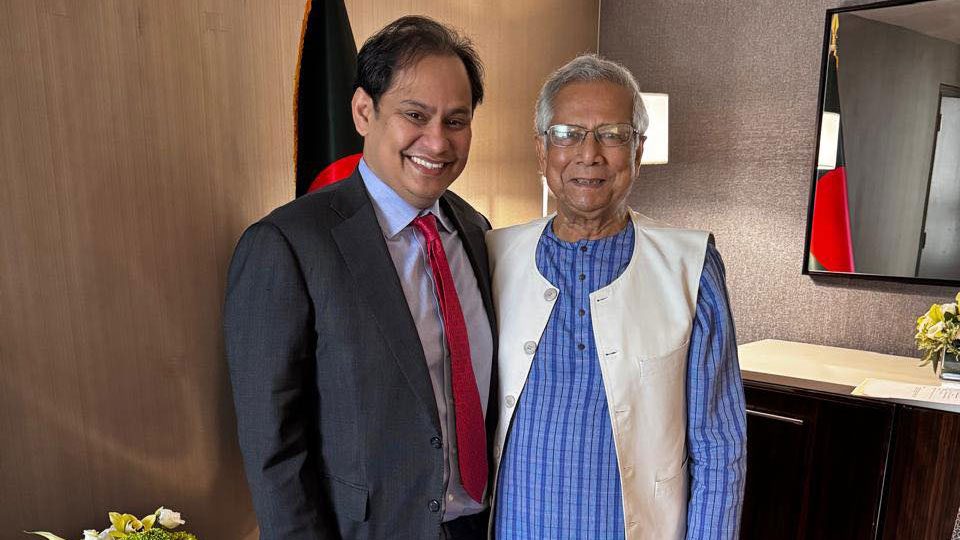 নিউ ইয়র্কের স্থানীয় সময় শনিবার প্রধান উপদেষ্টা অধ্যাপক মুহাম্মদ ইউনূসের সঙ্গে স্ন্যাপচ্যাটের সাবেক প্রধান কৌশলগত কর্মকর্তা ইমরান খান সাক্ষাৎ করেন। ছবি : প্রধান উপদেষ্টার প্রেস উইং