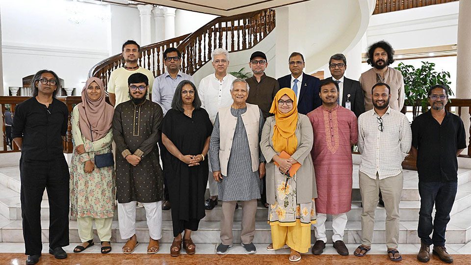 শনিবার বিকালে রাষ্ট্রীয় অতিথি ভবন যমুনায় প্রধান উপদেষ্টা অধ্যাপক ড. মুহাম্মদ ইউনূসের সঙ্গে বৈঠক শেষে জাদুঘর নির্মাণ কর্তৃপক্ষ। ছবি : বাসস