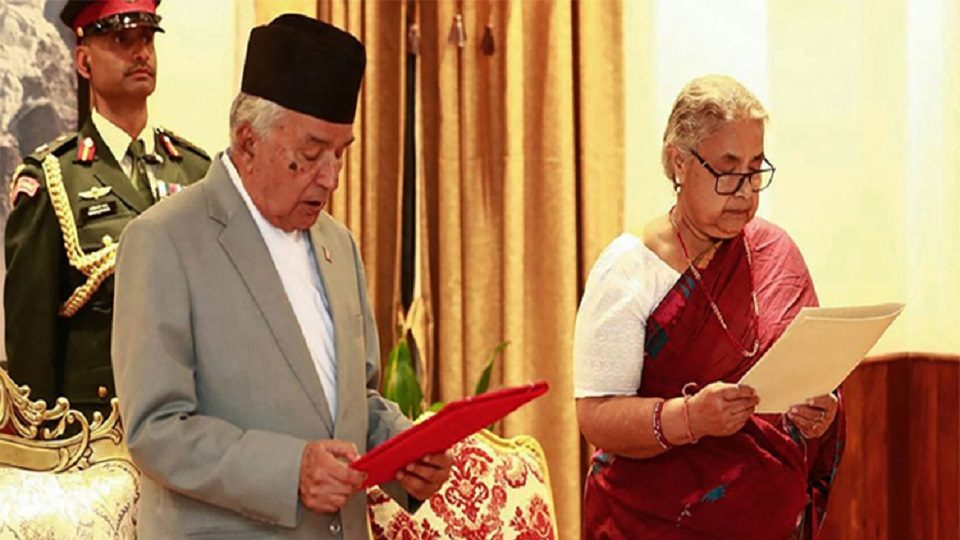 শুক্রবার নেপালের প্রধানমন্ত্রী হিসেবে শপথনেন সাবেক প্রধান বিচারপতি সুশীলা কার্কি। ছবি : সংগৃহীত