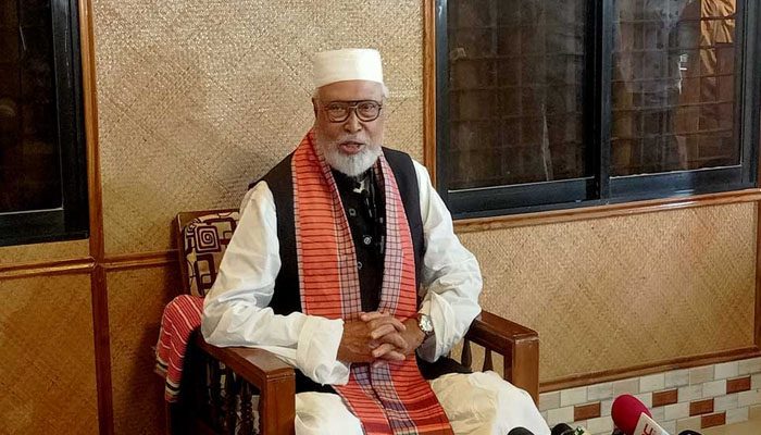 টাঙ্গাইল শহরে নিজের বাড়িতে সংবাদ সম্মেলনে আব্দুল কাদের সিদ্দিকী।