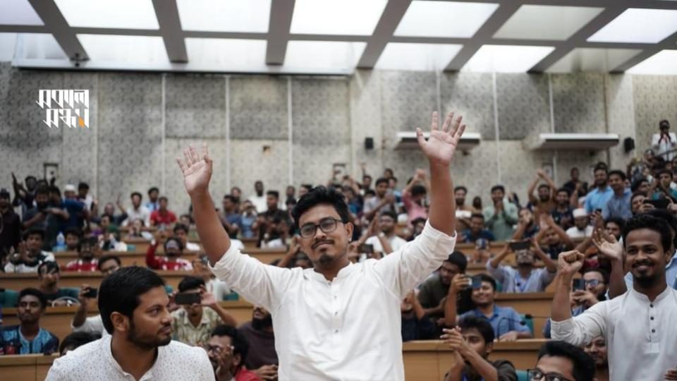 বিপুল ভোটে জয়ী হওয়ার উচ্ছ্বাস প্রকাশে সাদিক কায়েম।
