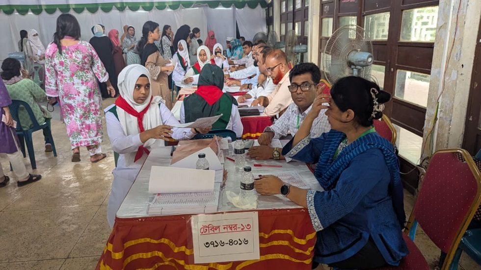 ছয় পৃষ্ঠার ওএমআর শিটের ব্যালট পেপারে এবার ভোট দেয় শিক্ষার্থীরা। এই ব্যালট গণনা করা হবে ১৪টি মেশিনে। ছবি: হারুন-অর-রশীদ