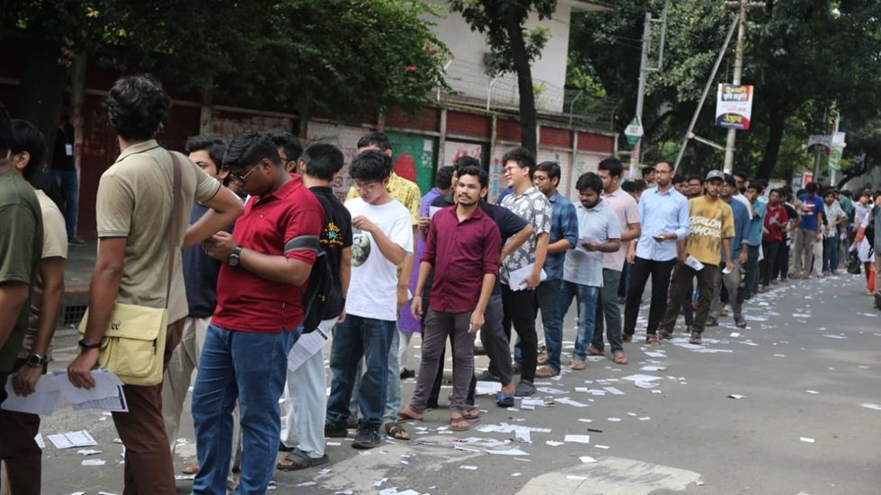 ভোটকেন্দ্রগুলোতে দেখা গেছে লম্বা লাইন। ছবি : হারুন-অর-রশীদ