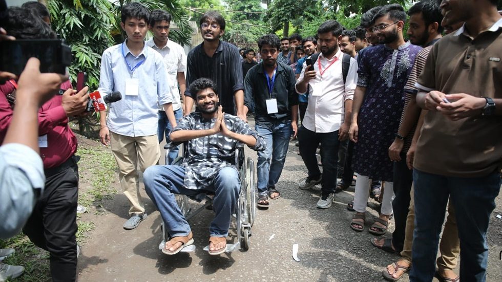 প্রতিরোধ পর্ষদ প্যানেলের জিএস প্রার্থী মেঘমল্লার বসু হুইল চেয়ারে এসে ভোট দেন। ছবি : হারুন-অর-রশীদ