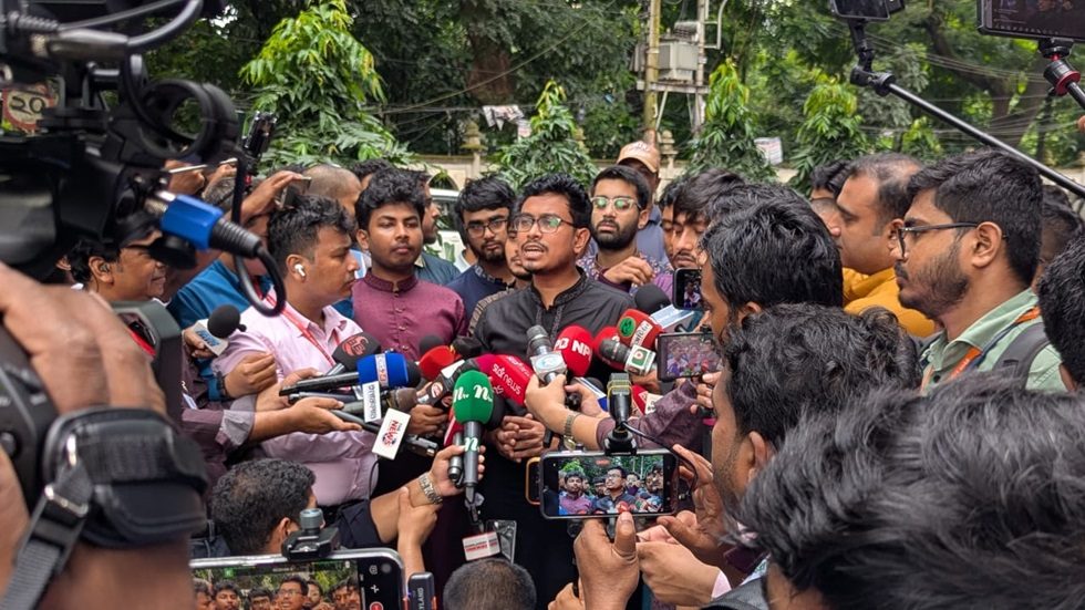 কথা বলছেন ইসলামী ছাত্রশিবির সমর্থিত প্যানেলের ভিপি পদপ্রার্থী সাদিক কায়েম। ছবি : হারুন-অর-রশীদ
