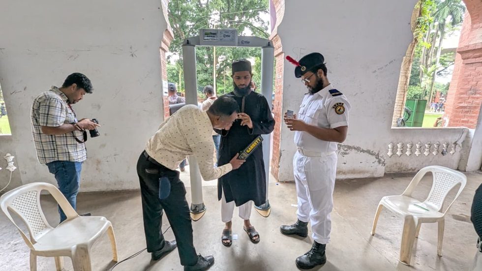 নির্বাচনে ভোট দিতে আসা ভোটারদেরও পড়তে হয় বাড়তি নিরাপত্তাব্যবস্থার মধ্যে। ছবি : হারুন-অর-রশীদ