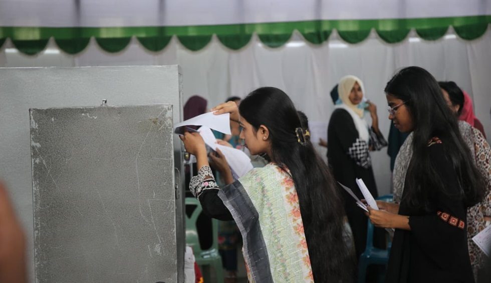 মঙ্গলবার সকাল ৮টা থেকে বিকাল ৪টা পর্যন্ত টানা ৮ ঘণ্টা ভোটগ্রহণ চলে। ছবি : হারুন-অর-রশীদ