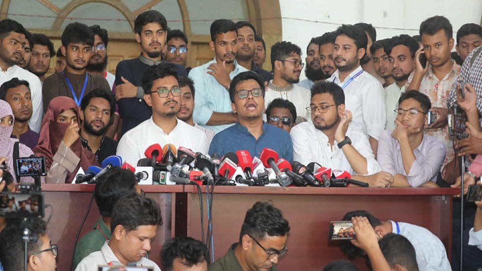 কথা বলছেন ডাকসুর নবনির্বাচিত জি এস এম ফরহাদ। ছবি : হারুন-অর-রশীদ