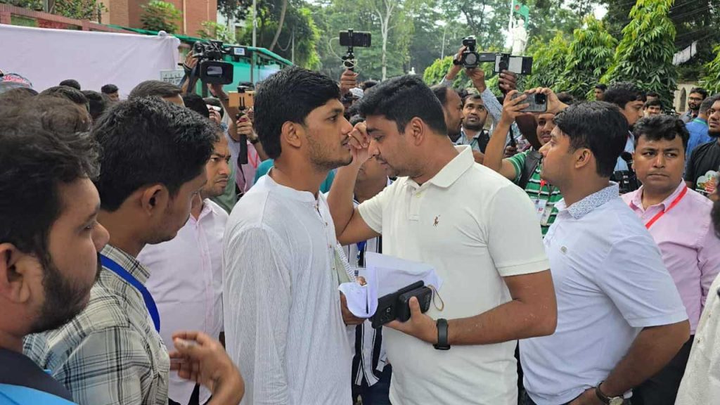 ডাকসু নির্বাচনে বিশ্ববিদ্যালয় প্রশাসন দায়িত্ব পালনে ব্যর্থ হয়েছে বলে অভিযোগ করেছেন ছাত্রদল–সমর্থিত প্যানেলের সহসভাপতি ( ভিপি) প্রার্থী আবিদুল ইসলাম খান।