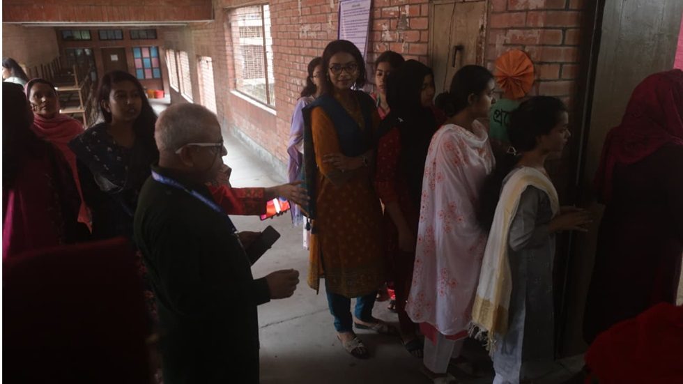 ডাকসু নির্বাচনের দুদিন পর বৃহস্পতিবার আয়োজন করা হয় জাহাঙ্গীরনগর বিশ্ববিদ্যালয় কেন্দ্রীয় ছাত্র সংসদ এবং হল ছাত্র সংসদের নির্বাচন। ছবি : হারুন-অর-রশীদ